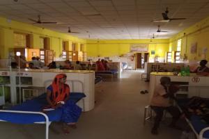अयोध्या : कटौती मुक्त जिला अस्पताल की बत्ती गुल, भीषण गर्मी में उबल गए मरीज