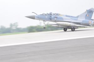 सुलतानपुर : पूर्वांचल एक्सप्रेस-वे पर वायु सेना के विमानों ने दिखाया करतब, सुखोई, मिराज, जगुआर का हैरतअंगेज प्रदर्शन 
