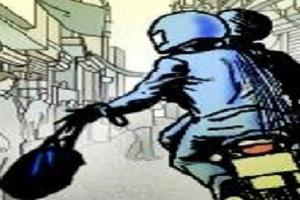 अलीगढ़ : इंडसइंड बैंक के फील्ड आफिसर से लुटेरों ने लूटे 38 हजार, मामला दर्ज, पुलिस कर रही तलाश