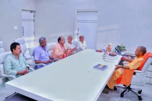 लखनऊ : मुख्यमंत्री से मिले भारतीय मजदूर संघ के प्रतिनिधि, जानें मुख्यमंत्री ने क्या कहा