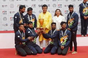 वाराणसी : टीम के गोल्ड मेडल जीतने से गदगद हैं सावित्रीबाई फुले पुणे विश्विद्यालय के कोच