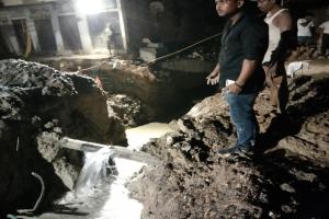 निर्माणाधीन रामपथ : जरा सी बारिश में उफनाया नाला, काटनी पड़ी पूरी सड़क, अयोध्या से सम्पर्क टूटा..