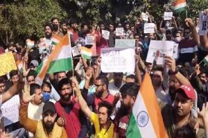 जम्मू-कश्मीर : भर्ती प्रक्रिया में अनियमितताओं का आरोप लगाते हुए युवकों ने किया विरोध प्रदर्शन 