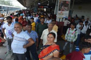अयोध्या: न कोहरा है न जाड़ा फिर भी ट्रेने चार से छह घंटे लेट, यात्री बोले- रेलवे ने कर दी हद