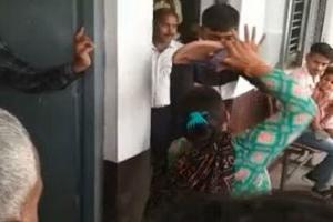 एटा: अदालत की चौखट पर पत्नी ने दनादन की पति पर चप्पलों की बौछार, देखें Video 