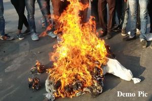 बाजपुर: कुश्ती संघ के अध्यक्ष का पुतला किया दहन 