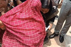 बहराइच: डीएम के पैरों पर गिरी महिला, बोली- 35 हजार खर्च हो गए लेकिन नायब तहसीलदार के कोर्ट से नहीं मिला न्याय, देंखें Video