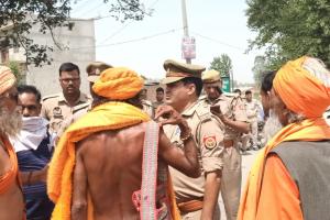 बरेली: तीन दिन से धरने पर बैठे बाबा का टूटा सब्र, लगाया अलीगंज-रमपुरा मार्ग पर जाम