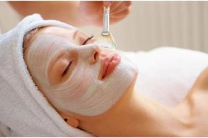 Skin Care Tips: चेहरे के लिए वरदान माना जाता है चावल का आटा, इस तरह घर पर बनाएं फेस पैक