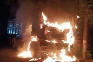 बरेली: कोलतार मिक्स बजरी लेकर जा रहे ट्रक में लगी भीषण आग, ड्राइवर ने कूदकर बचाई अपनी जान 