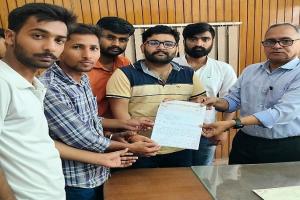 मुरादाबाद : छात्रों को नहीं देने दिया समाजशास्त्र का पेपर, हिंदू महाविद्यालय कंट्रोल रूम का किया घेराव