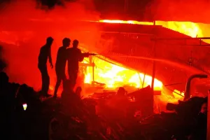 रुद्रपुर: लकड़ी के गोदाम में धधकी आग, लाखों का हुआ नुकसान