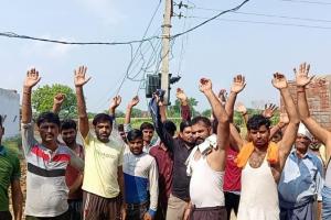Kannauj : बिजली 70 घंटे से गुल, भड़के ग्रामीणों ने किया प्रदर्शन, अंधाधुंध कटौती से गर्मी में बिलबिला उठे लोग