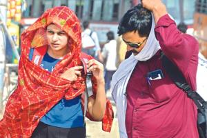 Kanpur Weather: चिलचिलाती धूप में लोग परेशान, पसीने से तरबतर हो रहे राहगीर, आने वाले दिनों में मौसम बदलने के आसार