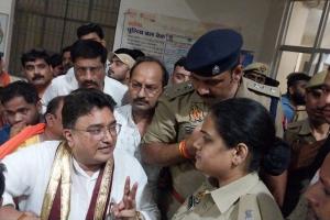 Kanpur: कार्यकर्ता पर मुकदमा लिखने से नाराज भाजपाइयों का हंगामा, अखिलेश यादव ने ट्वीट कर BJP पर साधा निशाना