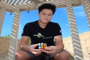 VIDEO: 21 साल के Max Park ने पलक झपकते ही सॉल्व किया Rubik's Cube, रचा इतिहास 