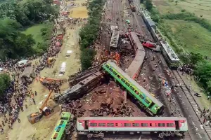 ओडिशा रेल हादसा: घायलों के लिए नायक बनकर मदद करने पहुंचे स्थानीय लोग