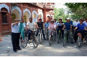 World Bicycle Day: विश्व साइकिल दिवस पर हरदोई में डाक्टरों ने साइकिल दौड़ कर बहाया पसीना