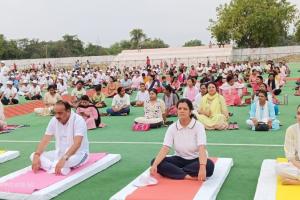 International Yoga Day 2023: शहर से लेकर गांव तक योग के लिए उमड़ा जन समूह, रायबेरली में मंत्री दिनेश सिंह ने किया योगाभ्यास