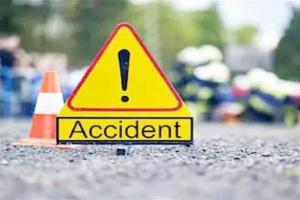 गौतम बुद्ध नगर: अनियंत्रित कार डिवाइडर से टकराई, चालक गंभीर रूप से घायल 