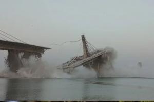 बिहार के भागलपुर में बड़ा हादसा, गंगा नदी पर बन रहा पुल गिरा, सामने आया Video