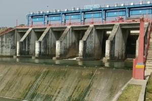 नानकमत्ताः बांध को टूटने से बचाने के लिए नदी का रुख मोड़ने में जुटा सिंचाई विभाग