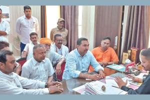 बाजपुरः 15 वर्षों से निवासरत लोगों के जाति प्रमाण पत्र देने की मांग, तहसीलदार का किया घेराव