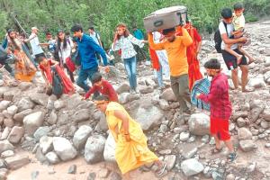 टनकपुरः 24 घंटे बाद भी नहीं खुल पाया पूर्णागिरि मार्ग, श्रद्धालुओं के चेहरों पर छाई मायूसी 