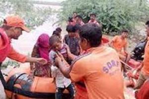 एसडीआरएफ ने बाड़मेर के धोरीमन्ना क्षेत्र में पानी मे फंसे 20 लोगों को सुरक्षित निकाला 