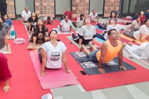 International Yoga Day: हल्द्वानी में मनाया गया विश्व योग दिवस, निरोग रहने का लिया संकल्प