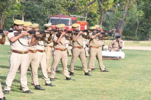 रामपुर : पुलिस लाइन में एसपी ने ली परेड की सलामी, दिए दिशा निर्देश