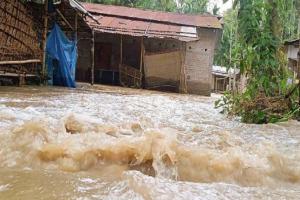 असम के कई हिस्सों में मूसलाधार बारिश के कारण आई बाढ़ से करीब 33,500 लोग प्रभावित 