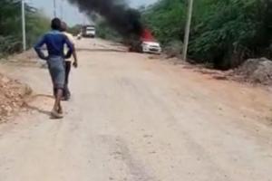 Mahoba Fire : चलती कार में लगी आग, सवारों ने कूदकर बचाई जान, वाहन जलकर राख