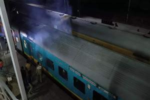 छपरा : बिहार संपर्क क्रांति के कोच में शार्ट सर्किट से उठा धुंआ, यात्रियों में दहशत