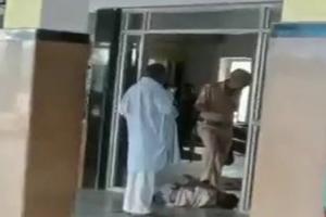 Video: रेलवे स्टेशन पर सुरक्षाकर्मी ने बच्चे के ऊपर पैर रखकर धकेला, वीडियो वायरल  