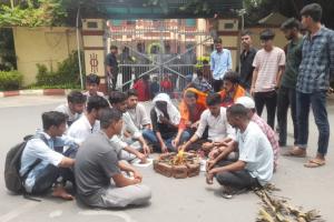 BHU News : बी वोक के छात्र फिर पहुंचे कुलपति आवास, शुरू किया बुद्धि-शुद्धि यज्ञ