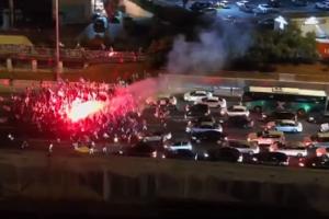 Israel: तेल अवीव पुलिस प्रमुख के इस्तीफे के बाद हजारों लोगों में रोष, प्रदर्शनकारियों ने राजमार्ग किया बंद... देखें तस्वीरें