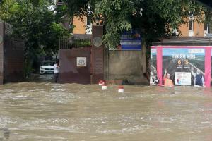 दिल्ली में बाढ़ का कहर, आईटीओ, राजघाट में घुसा पानी, जानें राजधानी का हाल