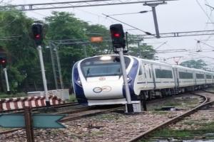 गोंडा : गोरखपुर-लखनऊ के बीच वंदेभारत ट्रेन का हुआ ट्रायल