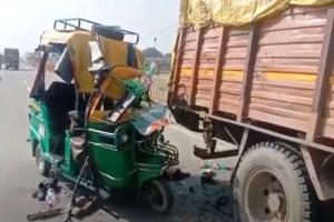 रुद्रपुर: नैनीताल हाईवे पर खड़े ट्रक से टकराया टेंपो, आठ मजदूर घायल