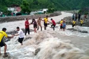 New Tehri: सीतापुर में बरसाती नाले में फंसे पर्यटकों को सुरक्षित निकाला गया 