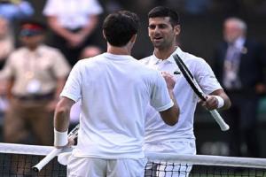 Wimbledon : जोकोविच और स्वियातेक जीते, प्रदर्शनकारियों और बारिश ने डाला खलल