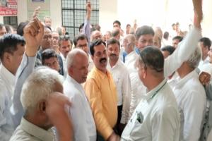 अयोध्या : अधिवक्ताओं की कलम बंद हड़ताल जारी, तहसील में कामकाज ठप