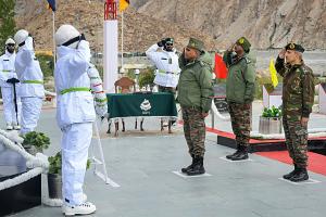 सेना प्रमुख मनोज पांडे का सियाचिन ग्लेशियर का दौरा, सुरक्षा व्यवस्था का किया निरीक्षण