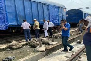 वाराणसी : कैंट स्टेशन पर डिरेल हुई मालगाड़ी, रेलवे महकमे में मचा हड़कंप
