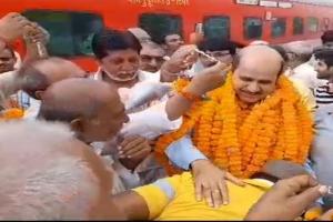 प्रयागराज : वरिष्ठ पत्रकार एवं भाजपा नेता मधुकर द्विवेदी का शंकरगढ़ रेलवे स्टेशन पर हुआ स्वागत