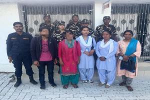बहराइच : एसएसबी ने जांच के दौरान दो मानव तस्करों को पकड़कर नेपाल पुलिस को सौंपा