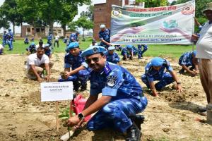 प्रयागराज : आरएएफ ने 2500 पौधे लगाकर लोगों को प्रयावरण का दिया संदेश