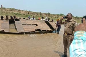बहराइच : सरयू नदी में नाव पलटी, बाल बाल बचे 16 लोग