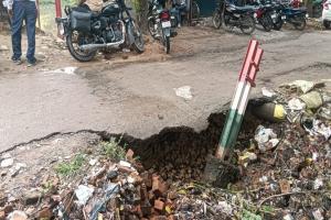 अयोध्या : डामर रोड के नीचे की मिट्टी बह जाने से सड़क के धंसने का खतरा